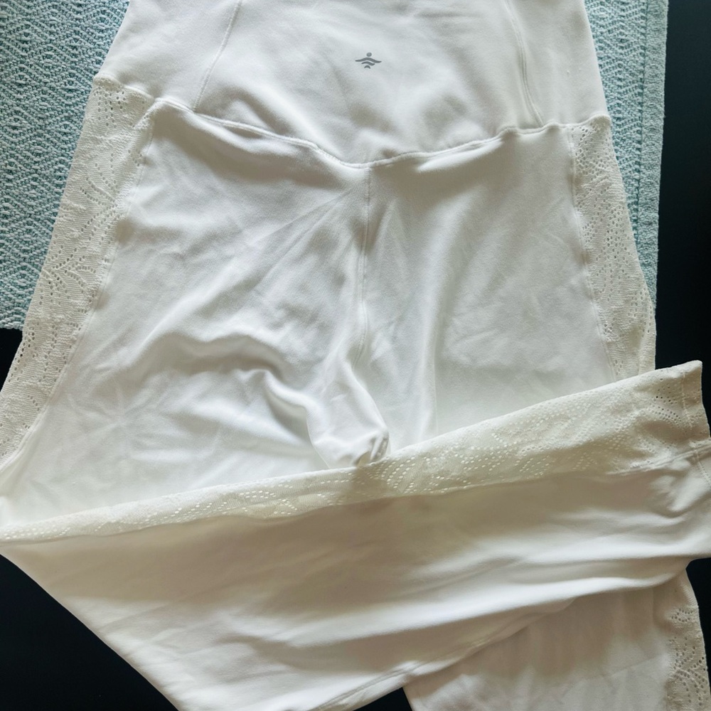 HALARQSoftlyzero High Waisted Crossover Contrast Lace Capri Yoga Leggings-UPF50+ - Picture 4 of 5